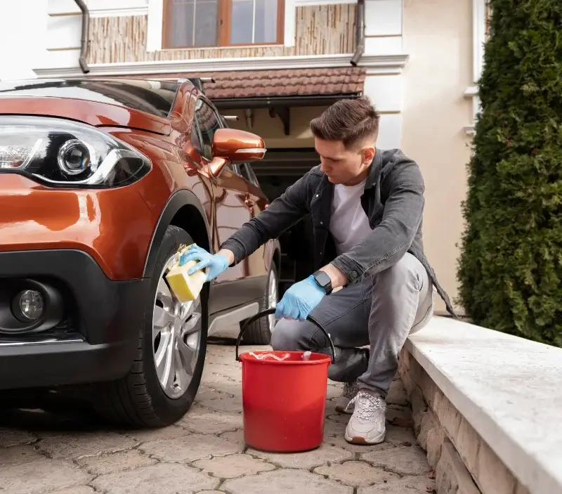 Lavage auto à domicile Charbonnières-les-Bains : professionnel intervenant sur un véhicule